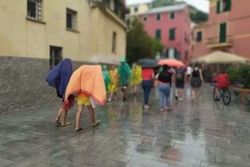 Incuranti dell&#039;allerta arancione, portano gruppi di turisti a Monterosso: sanzionate due guide