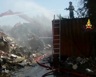 Incendio Ferdeghini: concluse le operazioni di spegnimento