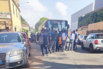 Operai bloccano il bus, l&#039;autista donna chiama le forze dell&#039;ordine
