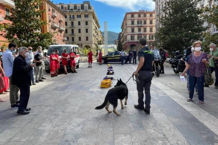 Croce Rossa e forze dell&#039;ordine insieme contro le droghe, simulazione in piazza dei cani antidroga