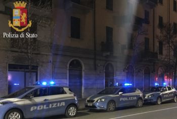 Alla vista degli agenti tenta di gettare sette dosi di cocaina, ma viene fermato