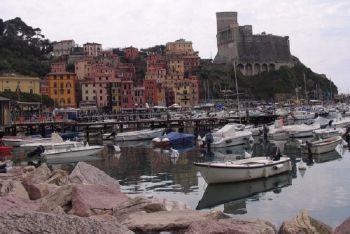 In Liguria lettini e ombrelloni anche su scogliere artificiali e altre opere a mare: &quot;Lerici non adotti la Legge Regionale&quot;