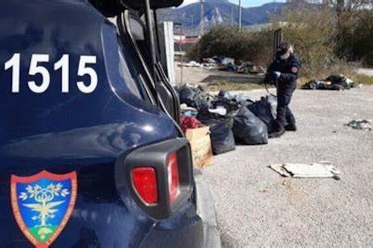 Abbandona rifiuti: identificato dai Carabinieri Forestali grazie alle telecamere del centro commerciale