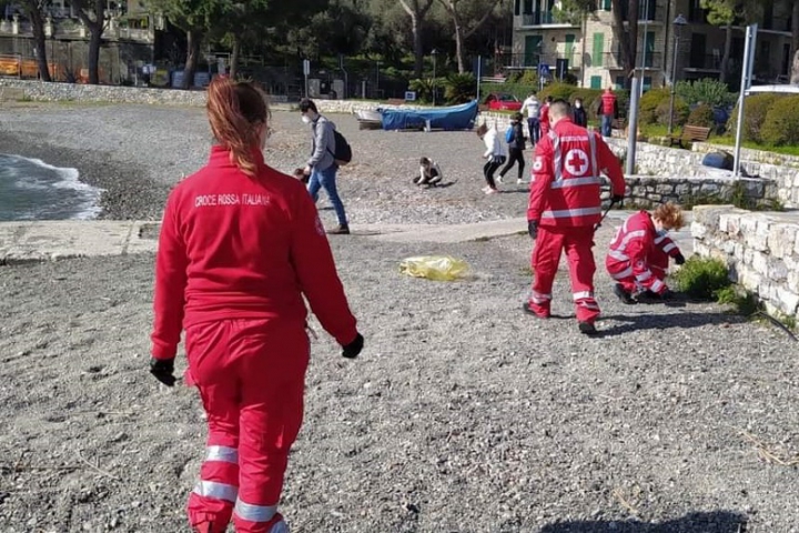 Blue Life e Croce Rossa ripuliscono le spiagge libere di Portovenere dai rifiuti