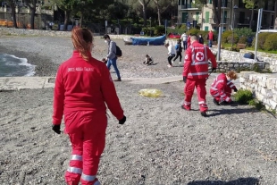 Blue Life e Croce Rossa ripuliscono le spiagge libere di Portovenere dai rifiuti