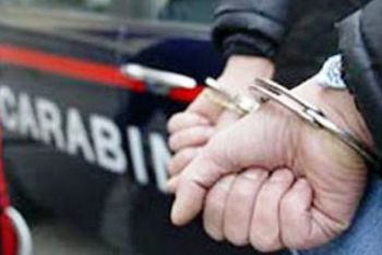 Coltello alla gola, minacce e sfruttamento della prostituzione: arrestato un 35enne