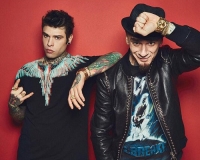 Fedez e J-ax a &quot;Le Terrazze&quot;, scoppia la polemica sui social per la questione &quot;un cd, un pass&quot;