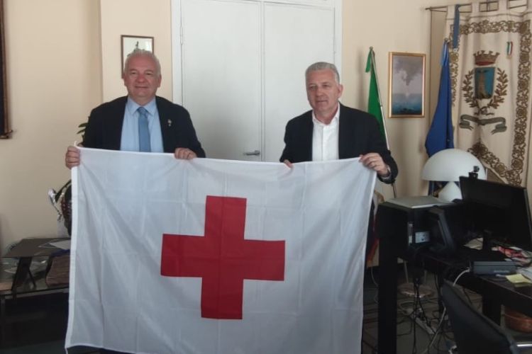 La bandiera della Croce Rossa consegnata al Sindaco Peracchini 