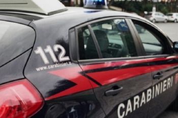 Imbratta e danneggia la struttura sportiva del Comune: scoperto e denunciato dai Carabinieri