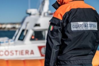 Yacht di 30 metri nell&#039;Area Marina protetta delle Cinque Terre, interviene la Guardia Costiera