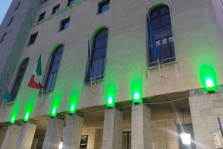 Palazzo Civico della Spezia illuminato di verde per la Giornata Mondiale delle sindromi PANS/PANDAS