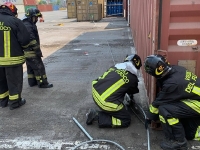 Momenti di tensione in porto: gas nei container, ci pensano i Vigili del Fuoco