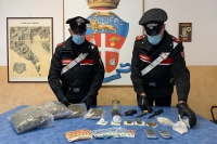 Spaccio, detenzione di stupefacenti e resistenza a pubblico ufficiale: commerciante arrestato dai carabinieri