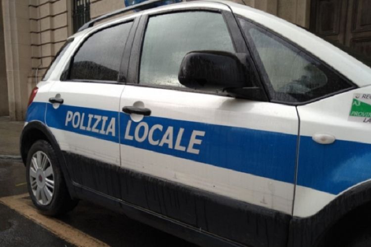 Danneggia autovetture ed aggredisce gli agenti: arrestato dalla Polizia Locale