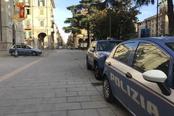 Ruba in un negozio, poco dopo viene riconosciuto e denunciato dalla Polizia