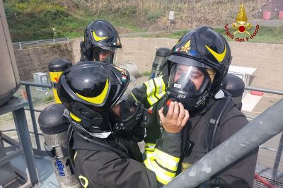 Proseguono gli addestramenti nel simulatore di incendio nave al Comando dei Vigili del Fuoco della Spezia