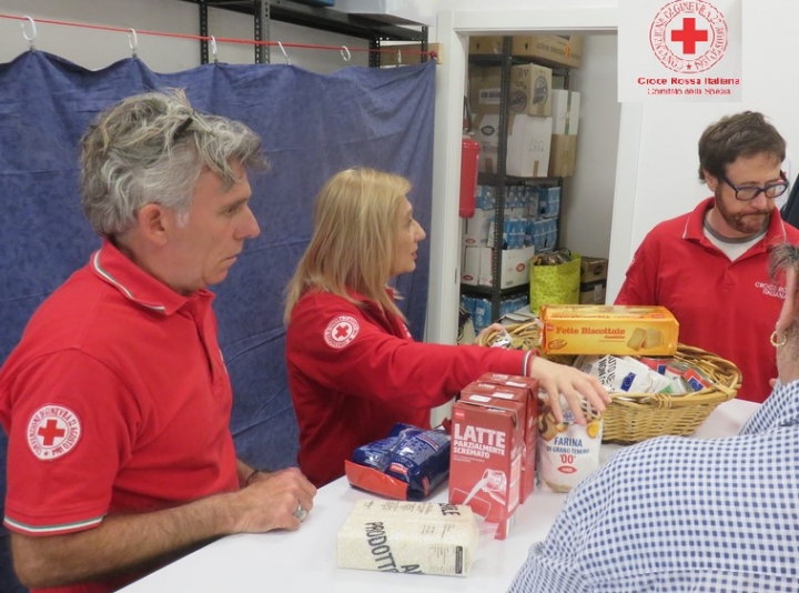 Raccolta alimentare organizzata dalla Croce Rossa