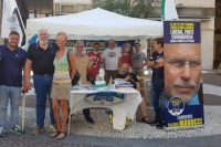 Il gazebo di Fratelli d&#039;Italia in piazza Beverini