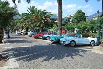 Auto e moto storiche sul lungomare della Spezia