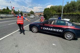 Marinella, rapina un negozio armato di mattone e ferisce una persona