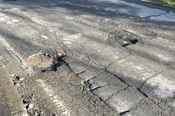 Buche in Via delle Pianazze, un lettore scrive a GDS: &quot;Necessario intervento immediato&quot;