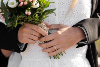Sposi raggiungono il ristorante ma trovano chiuso: il matrimonio si trasforma in un incubo