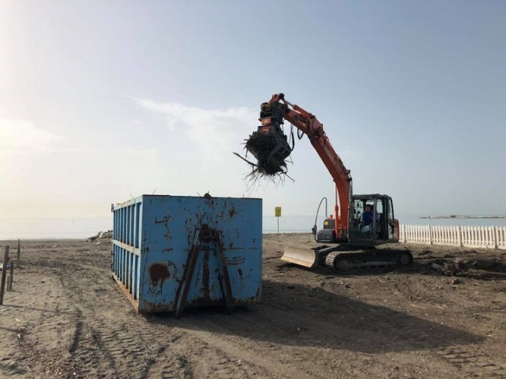 Ameglia, iniziato lo smaltimento dei detriti raccolti sulle spiagge (foto)