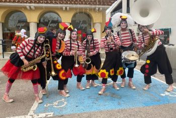 Per le strade della Spezia una parata itinerante di musicisti clown