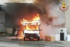 Un autocaravan e un&#039;autovettura in fiamme, intervengono i Vigili del Fuoco