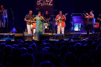 Dee Dee Bridgewater incanta Piazza Europa