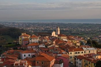 Camminare sul far della sera a Castelnuovo