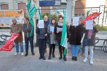 I lavoratori di Italy Emergenza in presidio per chiedere risposte sul ritardo degli stipendi