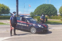 Carrara, colto in flagrante a spacciare davanti a un circolo per anziani