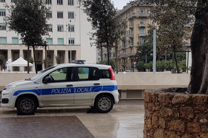 Sorpreso dalla polizia locale con patente revocata da 14 anni e senza assicurazione e revisione