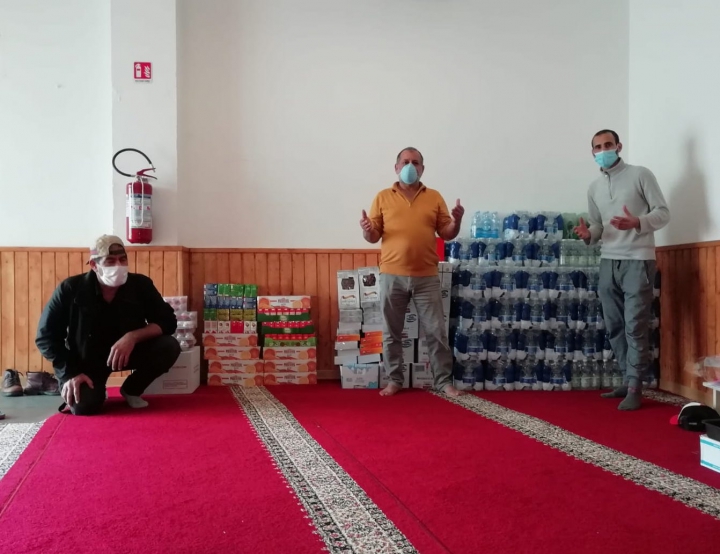Il Centro Assalam dona prodotti alimentari alla Caritas per il Ramadan