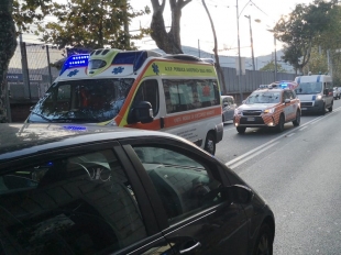 Incidente in Viale San Bartolomeo, scooter finisce contro un&#039;auto