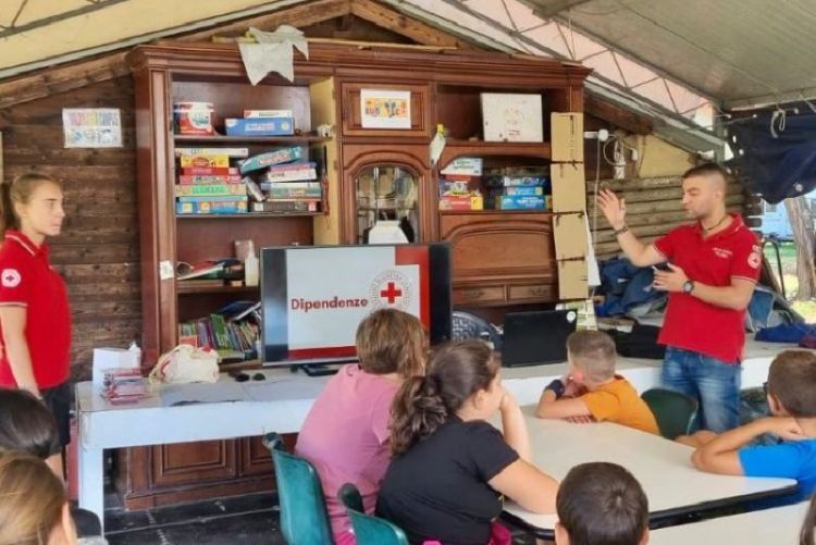 Croce Rossa e Guardia di Finanza spiegano ai bambini i rischi delle droghe