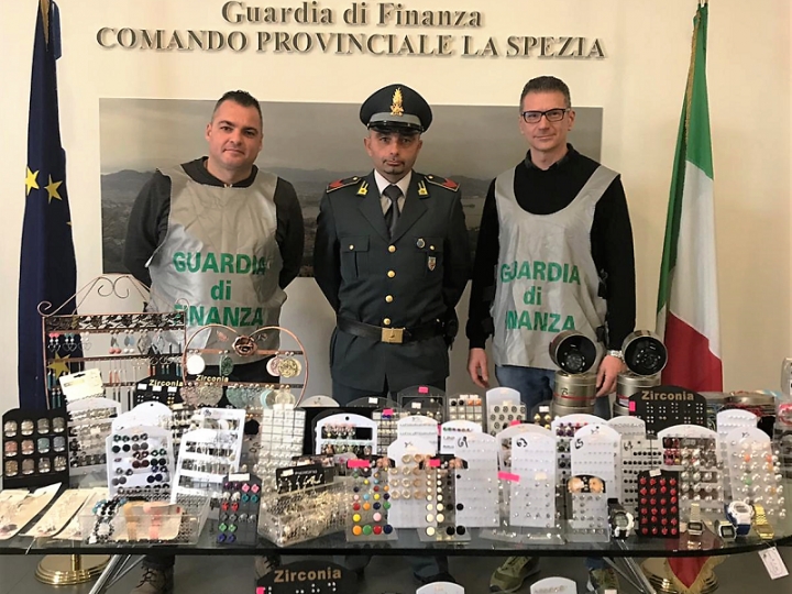 La Guardia di Finanza sequestra circa 9mila prodotti non sicuri e contraffatti