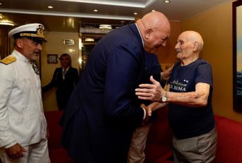 80 anni dall&#039;affondamento della Corazzata Roma, l&#039;abbraccio del Presidente Mattarella e del Ministro Crosetto a Gustavo Bellazzini