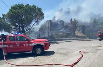Incendio a Calice, le fiamme hanno lambito il castello e alcune abitazioni