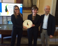 Stamani in Comune, in una sala consiliare gremita da tante donne, la consegna del premio Città di Sarzana- Donna 2016 a Francesca Cozzani presidente di Confindustria La Spezia