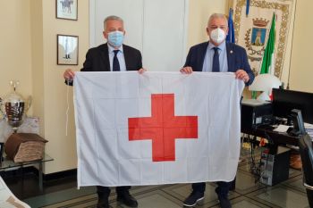 La bandiera della Croce Rossa sventola sul Palazzo comunale della Spezia