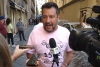 Matteo Salvini con la maglia del centro antiviolenza Irene