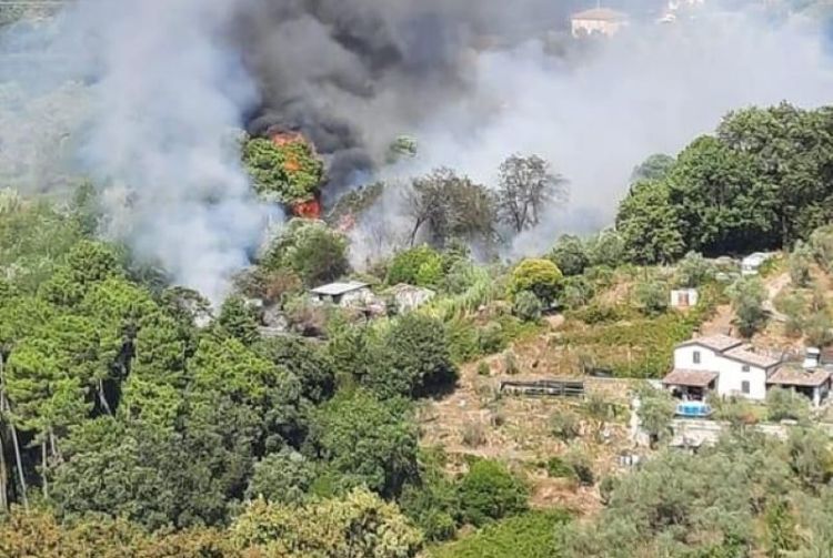 Incendio nei pressi di Pitelli: allontanate dalle loro abitazioni alcune persone