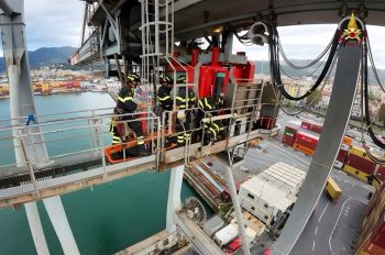 Soccorso a 40 metri di altezza per un infortunio nel porto della Spezia, per fortuna è un&#039;esercitazione