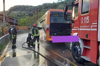 L&#039;intervento dei Vigili del Fuoco per un principio d&#039;incendio su un bus