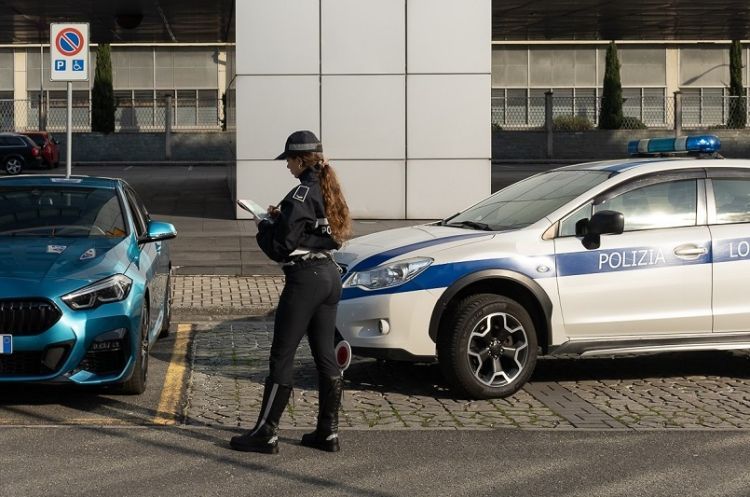 Mostra l'assicurazione dell'auto, ma è falsa: veicolo confiscato