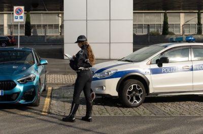 Mostra l&#039;assicurazione dell&#039;auto, ma è falsa: veicolo confiscato