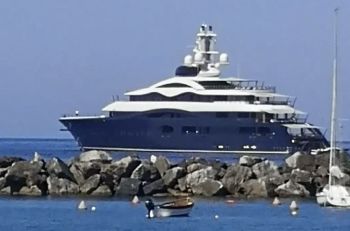 118 metri di lunghezza e un elicottero a bordo: al largo di Levanto lo yacht di Mark Zuckerberg