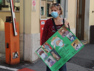 Gli Oss di Coopeservice manifestano in via Asso: &quot;Mettiamo in mostra le nostre facce per non essere dimenticati&quot; (Foto)